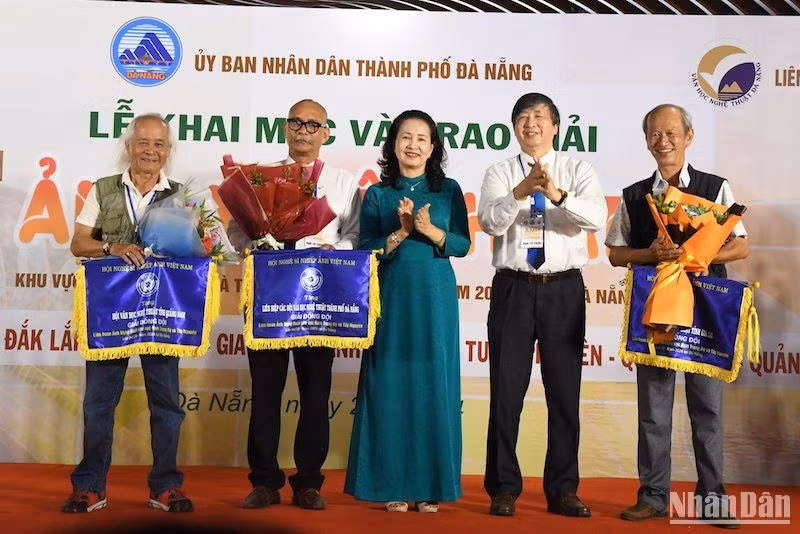 Ban tổ chức trao tặng cờ lưu niệm cho các đơn vị có nhiều tác phẩm tham gia tại Liên hoan. Ảnh: ANH ĐÀO Ban tổ chức trao tặng cờ lưu niệm cho các đơn vị có nhiều tác phẩm tham gia tại Liên hoan. Ảnh: ANH ĐÀO