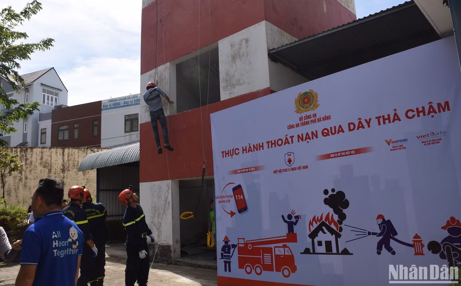 Kỹ năng sử dụng dây, leo dây không có dụng cụ khi thoát khỏi đám cháy. Ảnh ANH ĐÀO