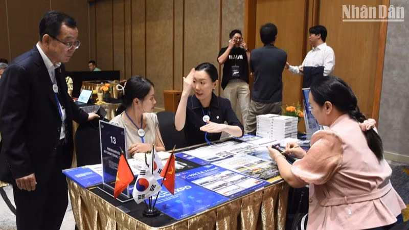 Các doanh nghiệp du lịch Việt Nam trao đổi kinh nghiệm, tìm kiếm cơ hội hợp tác với doanh nghiệp du lịch Hàn Quốc tại sự kiện B2B Meeting. (Ảnh: ANH ĐÀO) Các doanh nghiệp du lịch Việt Nam trao đổi kinh nghiệm, tìm kiếm cơ hội hợp tác với doanh nghiệp du lịch Hàn Quốc tại sự kiện B2B Meeting. (Ảnh: ANH ĐÀO)