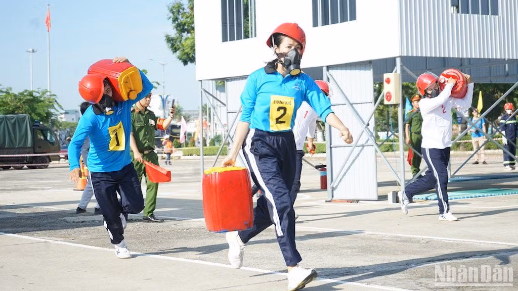 Ở phần thi thực hành, các đội thi tham gia tình huống giả định chữa cháy, cứu nạn, cứu hộ khi xảy ra cháy tại một ngôi nhà.