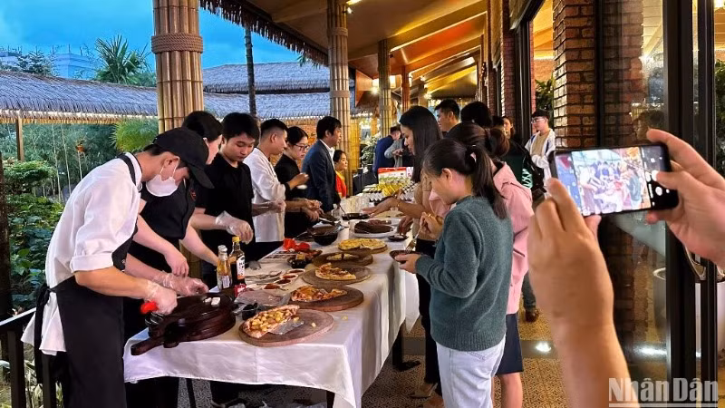 Du khách trải nghiệm ẩm thực tại nhà hàng Hiên nhà Veranda Đà Nẵng chiều ngày 12/12.(Ảnh: ANH ĐÀO)