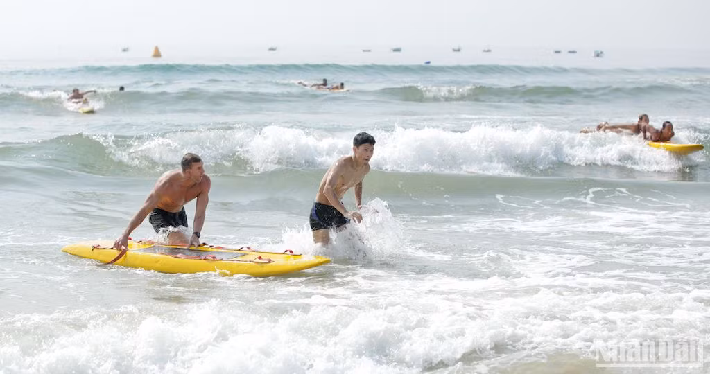 Sôi động hội thi cứu hộ biển quốc tế sáng 27/4. (Ảnh: ANH ĐÀO) Sôi động hội thi cứu hộ biển quốc tế sáng 27/4. (Ảnh: ANH ĐÀO)