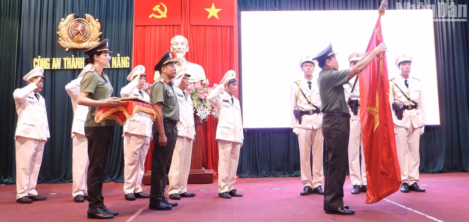 Phòng Cảnh sát hình sự Công an Đà Nẵng đón nhận Huân chương Chiến công hạng Ba. (Ảnh: ANH ĐÀO)