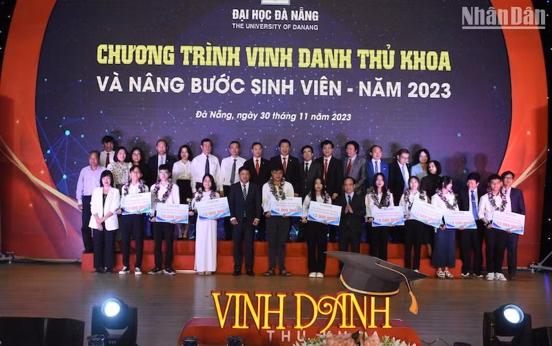 Đại học Đà Nẵng vinh danh thủ khoa năm học 2023-2024. (Ảnh: ANH ĐÀO) Đại học Đà Nẵng vinh danh thủ khoa năm học 2023-2024. (Ảnh: ANH ĐÀO)