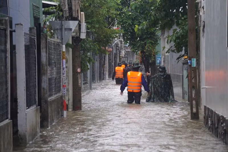 Ngoài lực lượng cứu hộ, người dân không được phép di chuyển vào đường Mẹ Suốt.