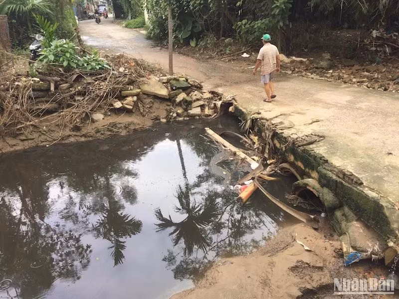 Người dân khu vực này lại tiếp tục sống trong ô nhiễm. (Ảnh: ANH ĐÀO) Người dân khu vực này lại tiếp tục sống trong ô nhiễm. (Ảnh: ANH ĐÀO)