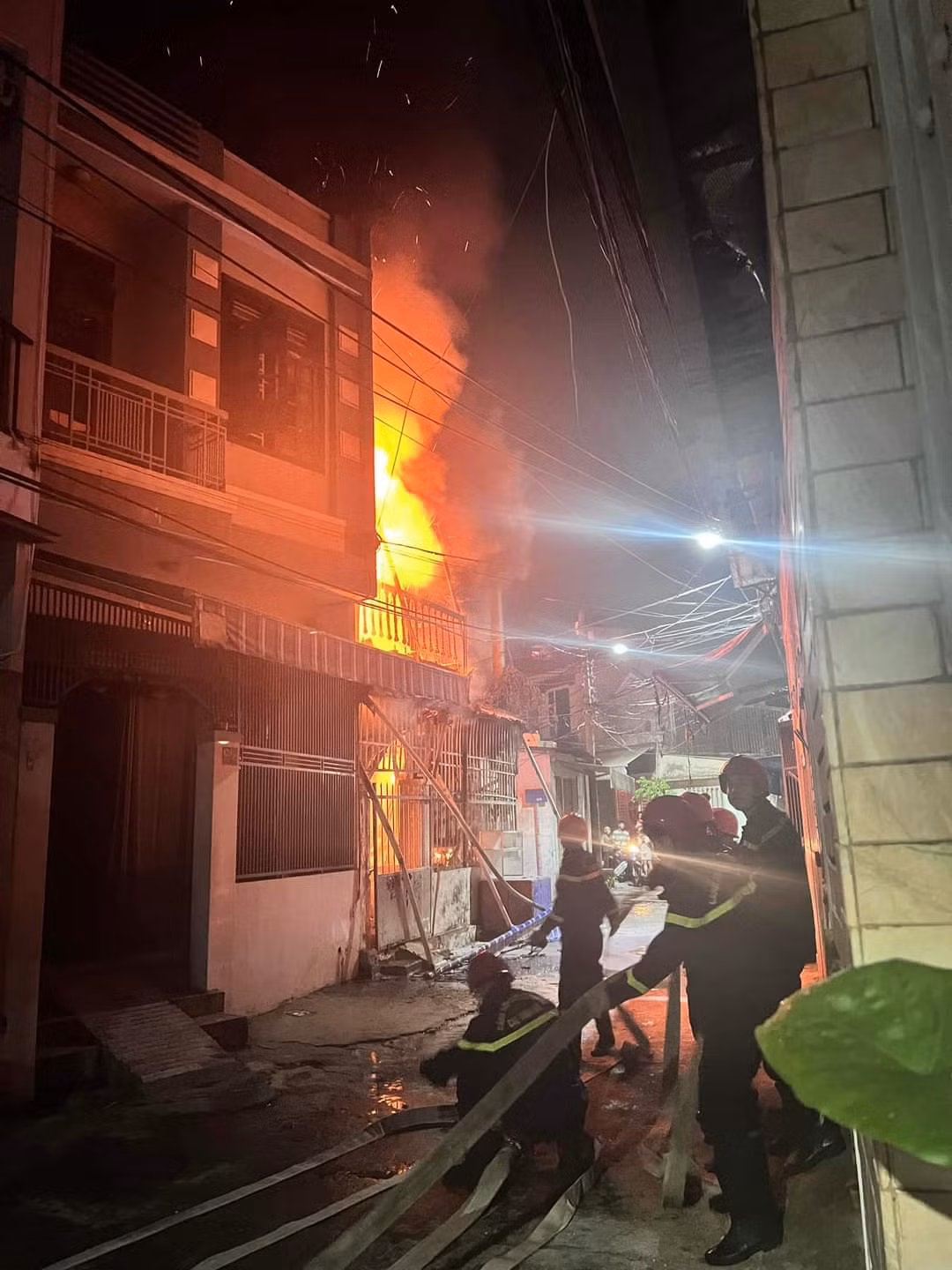 Lực lượng chức năng tiếp cận hiện trường khống chế ngọn lửa. (Ảnh: Công an cung cấp)