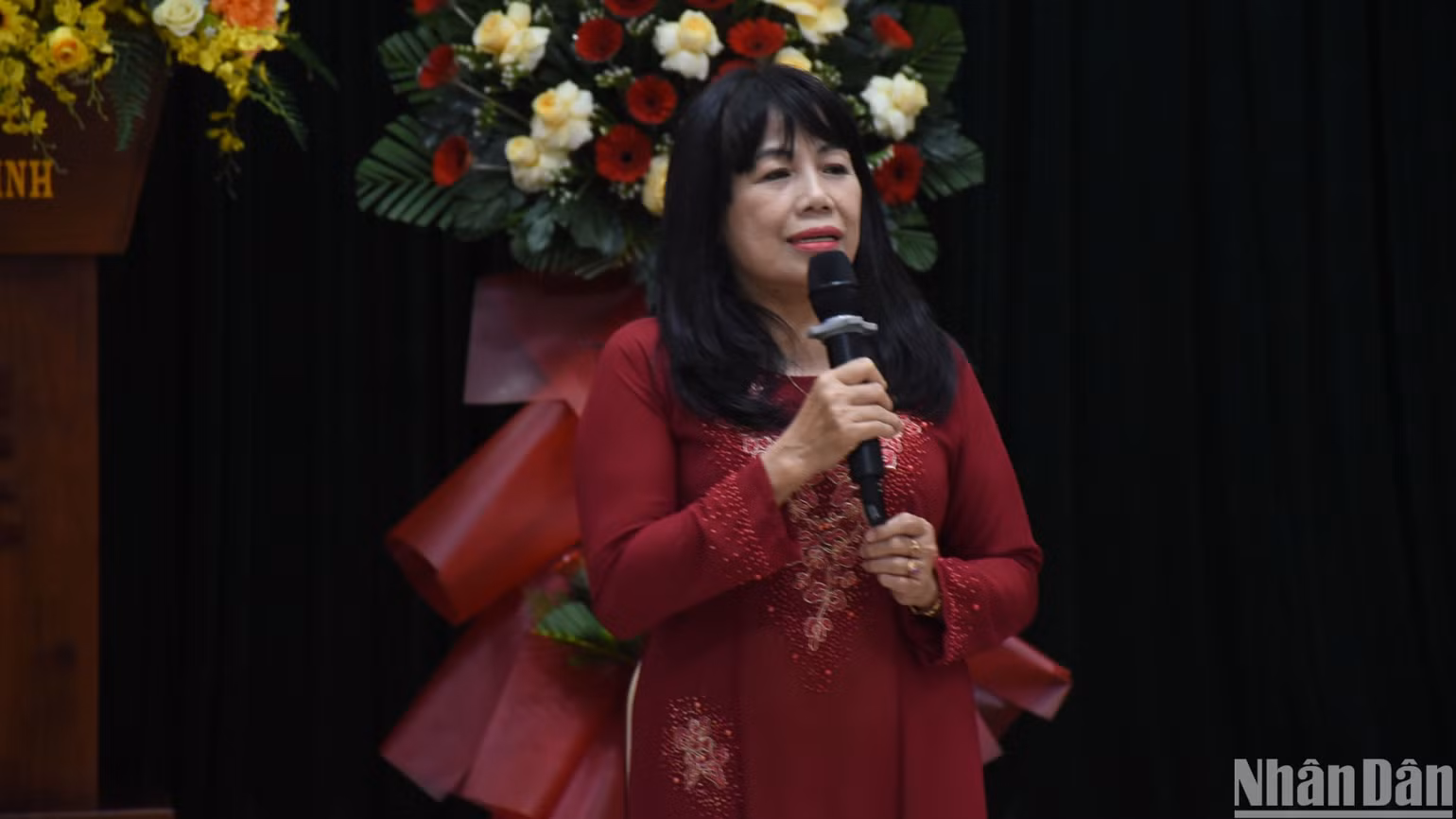 Nhà thơ Đinh Thị Như Thúy với bài thơ Còn nốt nhạc tháng Giêng. (Ảnh: ANH ĐÀO) Nhà thơ Đinh Thị Như Thúy với bài thơ Còn nốt nhạc tháng Giêng. (Ảnh: ANH ĐÀO)
