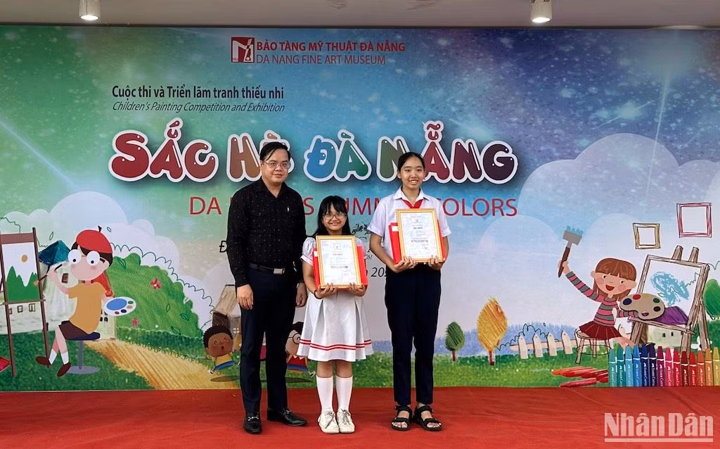 Phó Giám đốc Sở Giáo dục và Đào tạo TP Đà Nẵng Trần Nguyễn Minh Thành trao giải Nhất cho các em học sinh. (Ảnh ANH ĐÀO) Phó Giám đốc Sở Giáo dục và Đào tạo TP Đà Nẵng Trần Nguyễn Minh Thành trao giải Nhất cho các em học sinh. (Ảnh ANH ĐÀO)