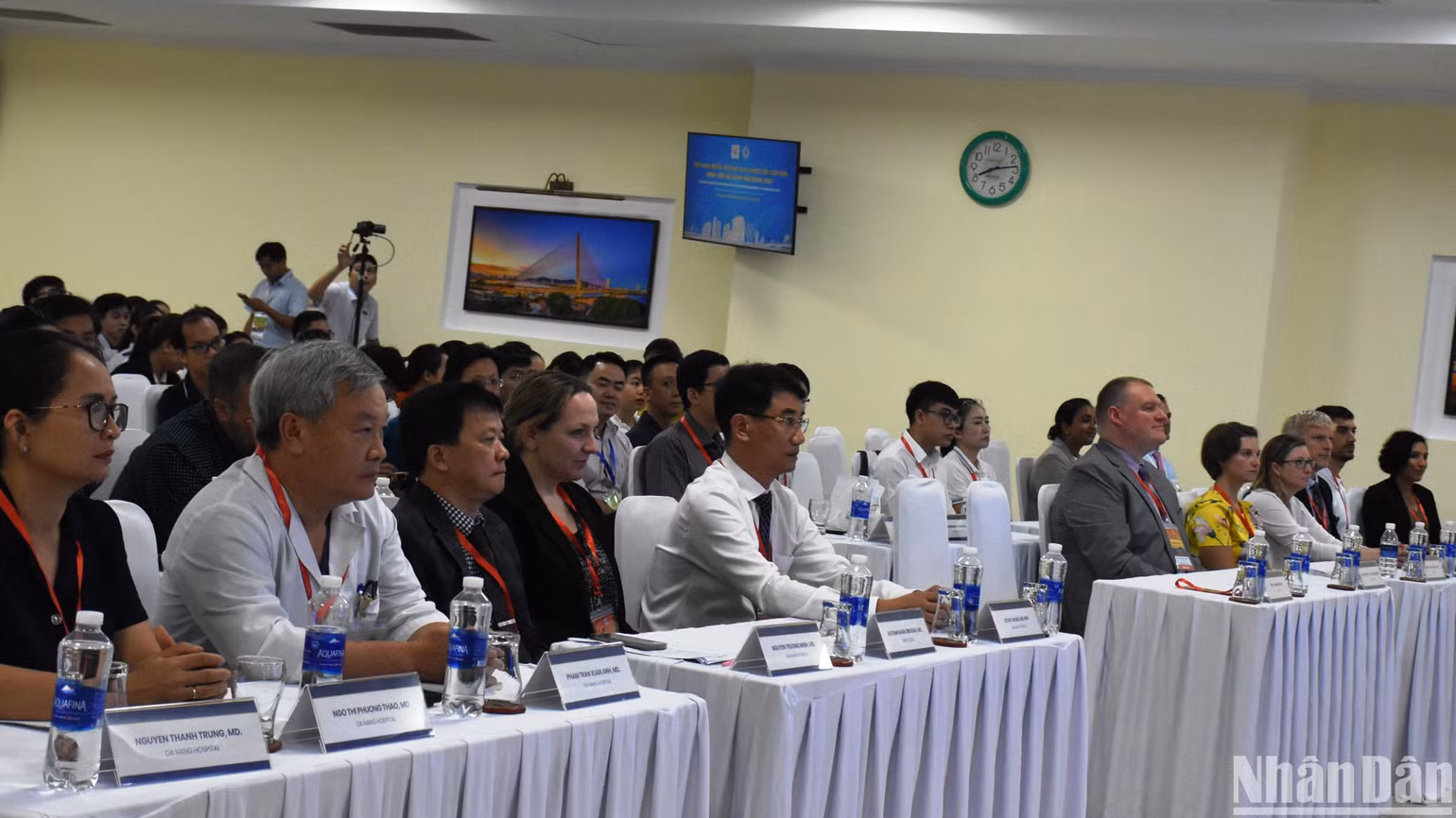 Gần 350 đại biểu đến từ các bệnh viện, các viện, trường trong nước và quốc tế tham dự, chia sẻ các báo cáo khoa học về y học cấp cứu. (Ảnh: ANH ĐÀO) Gần 350 đại biểu đến từ các bệnh viện, các viện, trường trong nước và quốc tế tham dự, chia sẻ các báo cáo khoa học về y học cấp cứu. (Ảnh: ANH ĐÀO)