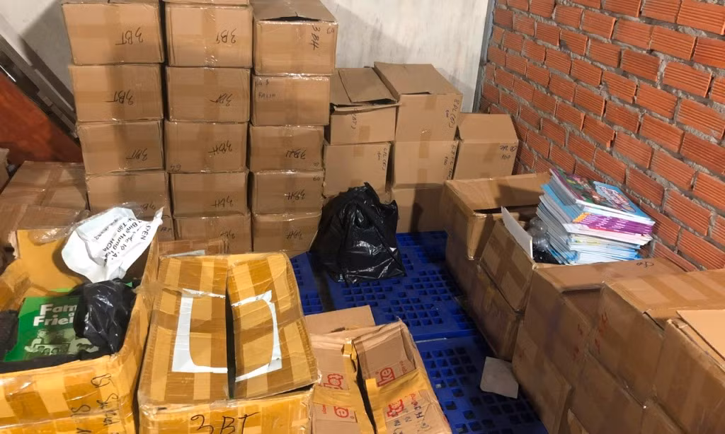 Tang vật thu được trong đường dây này là hàng nghìn cuốn sách "in lậu". (Ảnh Công an cung cấp) Tang vật thu được trong đường dây này là hàng nghìn cuốn sách "in lậu". (Ảnh Công an cung cấp)