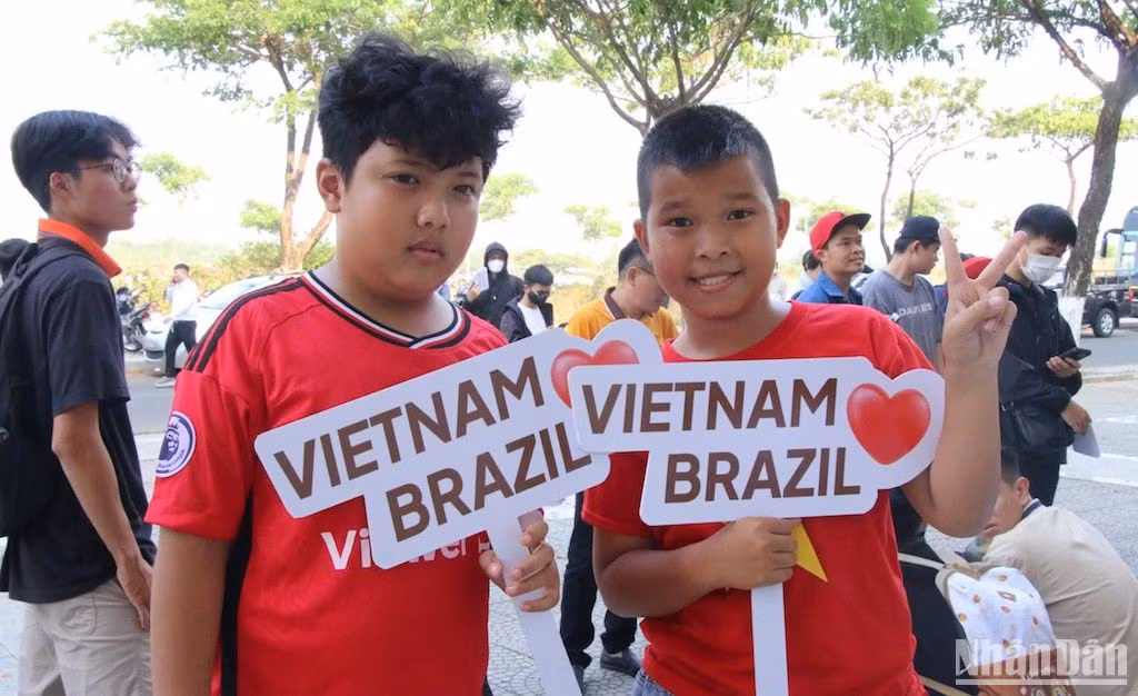 Niềm vui của hai cậu bé được theo bố đến sớm, mong nhanh chóng được vào sân để xem bóng đá. (Ảnh: ANH ĐÀO) Niềm vui của hai cậu bé được theo bố đến sớm, mong nhanh chóng được vào sân để xem bóng đá. (Ảnh: ANH ĐÀO)