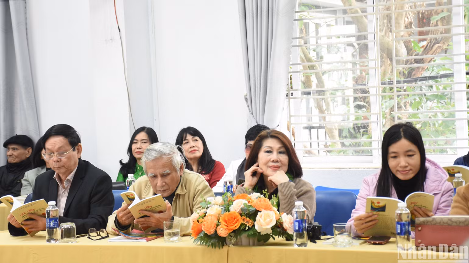 Dịp này, Liên hiệp các hội Văn học nghệ thuật Đà Nẵng ra mắt tập thơ Đà Nẵng mùa xuân. (Ảnh: ANH ĐÀO) Dịp này, Liên hiệp các hội Văn học nghệ thuật Đà Nẵng ra mắt tập thơ Đà Nẵng mùa xuân. (Ảnh: ANH ĐÀO)