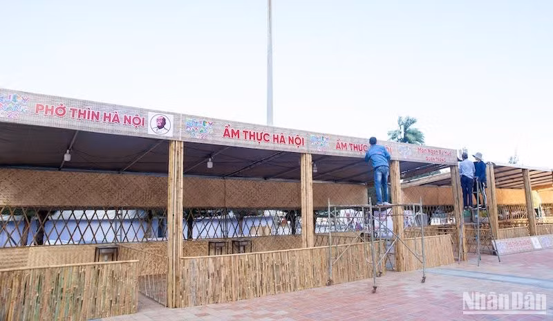 Các gian hàng dành riêng cho Lễ hội ẩm thực đang dần hoàn thiện.