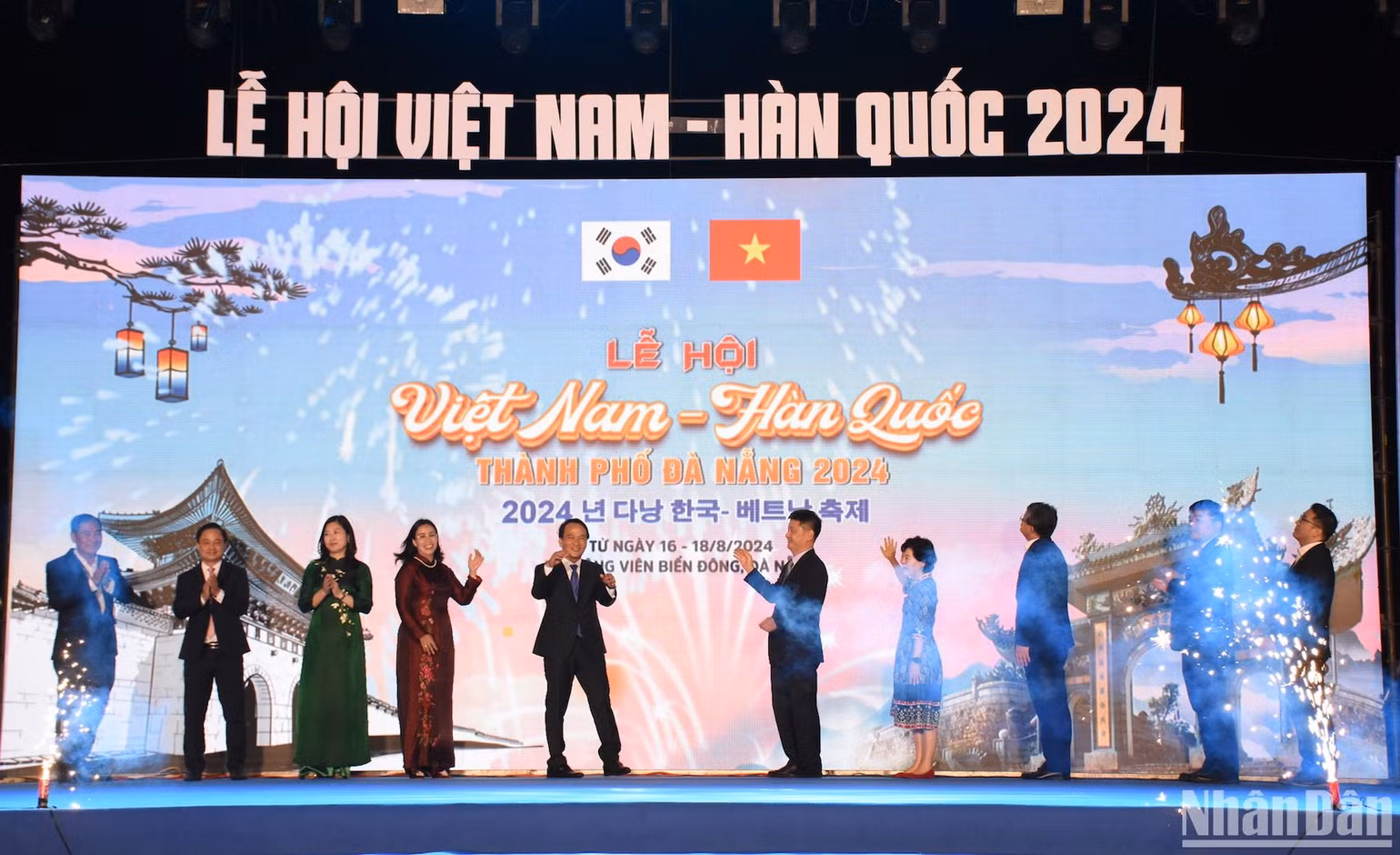 Các đại biểu nhấn biểu tượng màn hình khai mạc Lễ hội Việt Nam-Hàn Quốc thành phố Đà Nẵng năm 2024. (Ảnh: ANH ĐÀO)