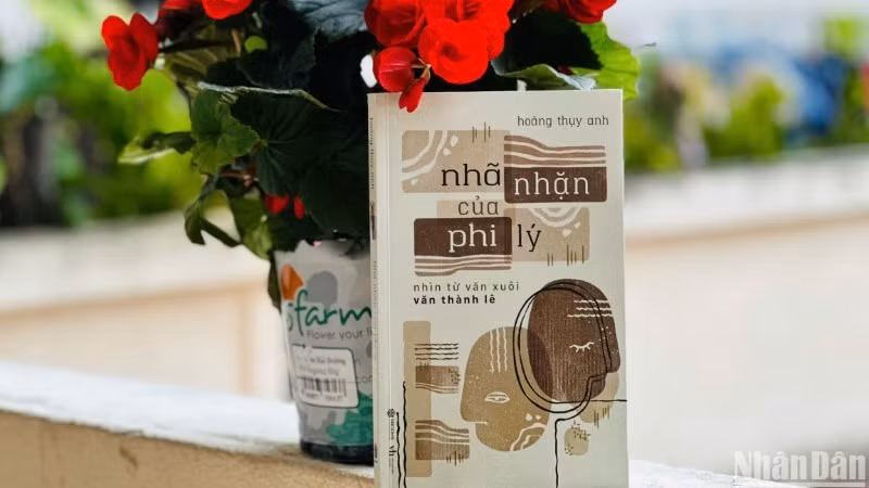 Bìa tập Tiểu luận-Phê bình "Nhã nhặn của phi lý nhìn từ văn xuôi Văn Thành Lê". ( Ảnh: ANH ĐÀO) Bìa tập Tiểu luận-Phê bình "Nhã nhặn của phi lý nhìn từ văn xuôi Văn Thành Lê". ( Ảnh: ANH ĐÀO)