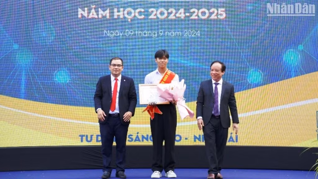 PGS, TS Nguyễn Ngọc Vũ, Giám đốc Đại học Đà Nẵng và PGS, TS Nguyễn Hữu Hiếu, Hiệu trưởng Trường đại học Bách khoa trao học bổng vinh danh tân sinh viên Phan Tấn Sơn (đạt 28,55 điểm), ngành Công nghệ thông tin (Đặc thù - Hợp tác doanh nghiệp), chuyên ngành Khoa học dữ liệu và Trí tuệ nhân tạo với học bổng trị giá 40 triệu đồng. (Ảnh: ANH ĐÀO) PGS, TS Nguyễn Ngọc Vũ, Giám đốc Đại học Đà Nẵng và PGS, TS Nguyễn Hữu Hiếu, Hiệu trưởng Trường đại học Bách khoa trao học bổng vinh danh tân sinh viên Phan Tấn Sơn (đạt 28,55 điểm), ngành Công nghệ thông tin (Đặc thù - Hợp tác doanh nghiệp), chuyên ngành Khoa học dữ liệu và Trí tuệ nhân tạo với học bổng trị giá 40 triệu đồng. (Ảnh: ANH ĐÀO)