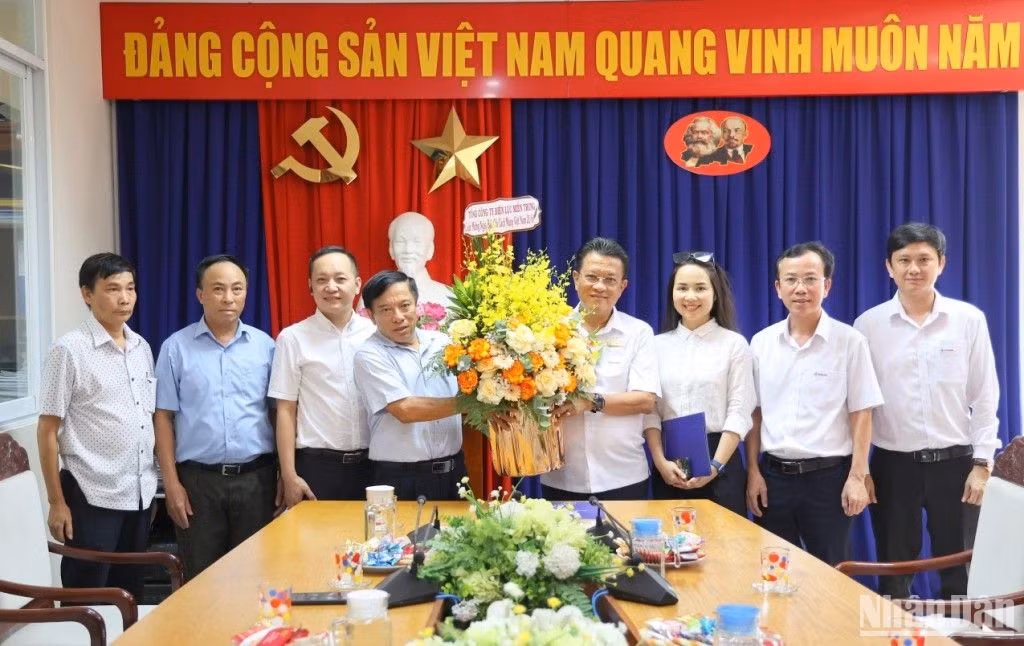 Tổng Công ty Điện lực miền Trung thăm, chúc mừng Cơ quan Thường trực Báo Nhân Dân tại Đà Nẵng. Tổng Công ty Điện lực miền Trung thăm, chúc mừng Cơ quan Thường trực Báo Nhân Dân tại Đà Nẵng.