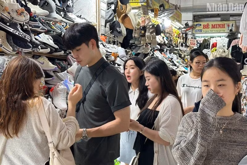 Khách du lịch tham quan, mua sắm tại chợ Hàn. (Ảnh: ANH ĐÀO)