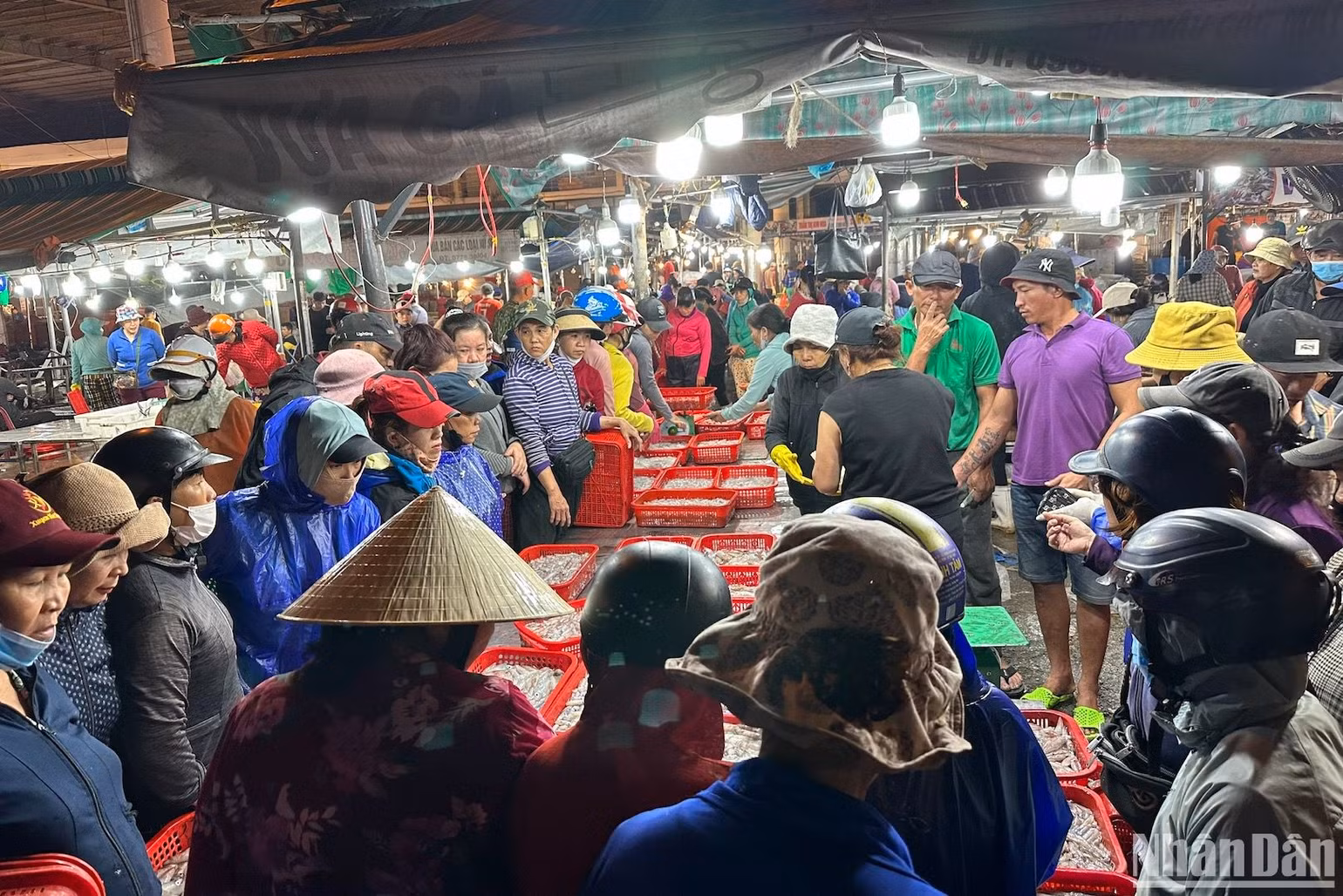 Cảng cá Thọ Quang rạng sáng ngày 7/2 (28 Tết). (Ảnh ANH ĐÀO)