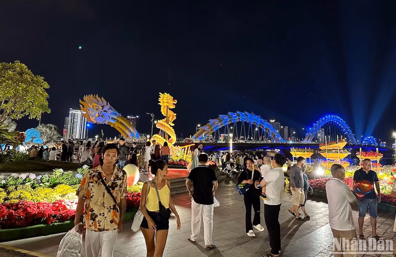 Tại đường hoa Tết Đà Nẵng, nhiều du khách nước ngoài thích thú với không khí Tết cổ truyền của Việt Nam. (Ảnh: ANH ĐÀO) Tại đường hoa Tết Đà Nẵng, nhiều du khách nước ngoài thích thú với không khí Tết cổ truyền của Việt Nam. (Ảnh: ANH ĐÀO)