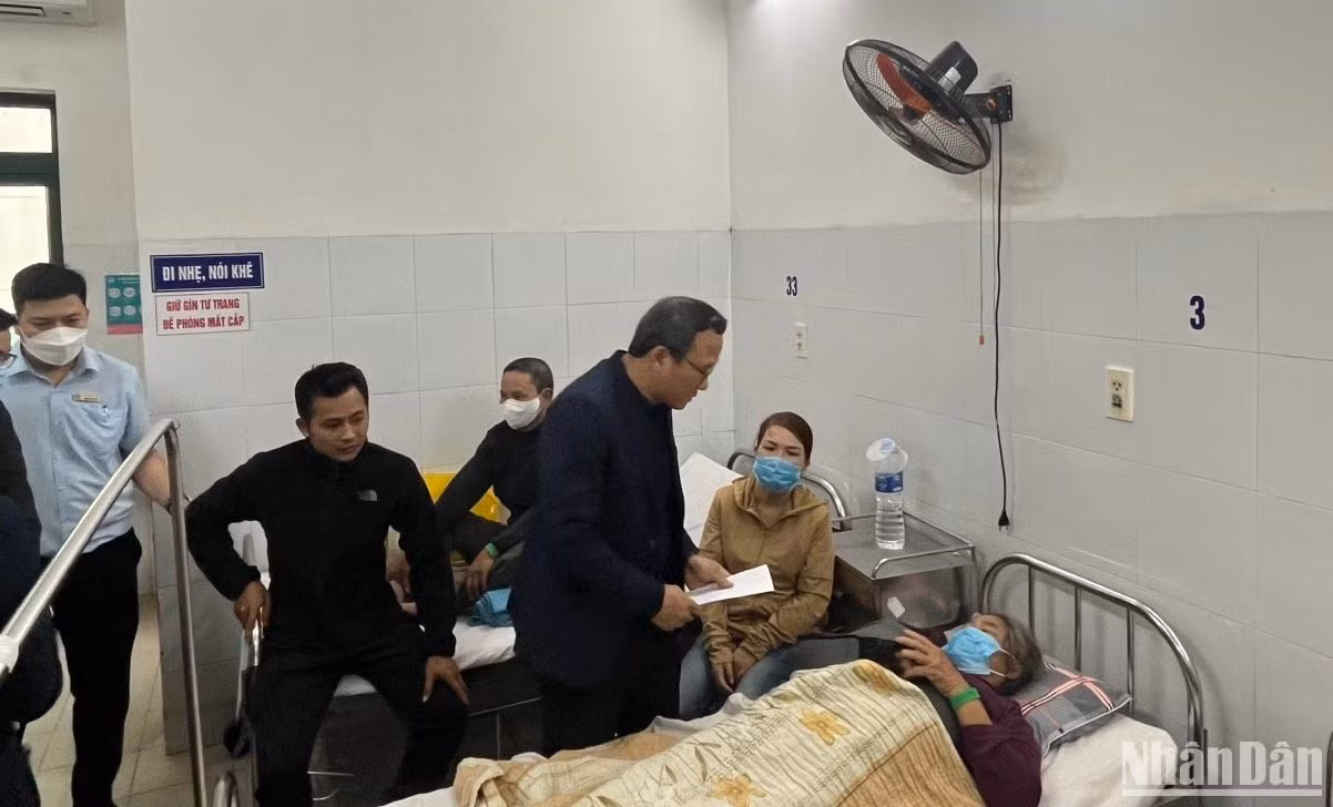 Ông Khuất Việt Hùng thăm hỏi, động viên các nạn nhân bị thương trong vụ tai nạn. Ông Khuất Việt Hùng thăm hỏi, động viên các nạn nhân bị thương trong vụ tai nạn.