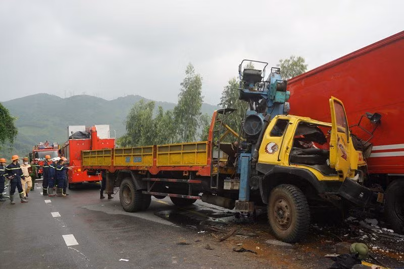 Lực lượng chức năng thành phố Đà Nẵng sử dụng phương tiện chuyên dụng để đưa các nạn nhân ra khỏi cabin. (Ảnh: Công an cung cấp) Lực lượng chức năng thành phố Đà Nẵng sử dụng phương tiện chuyên dụng để đưa các nạn nhân ra khỏi cabin. (Ảnh: Công an cung cấp)