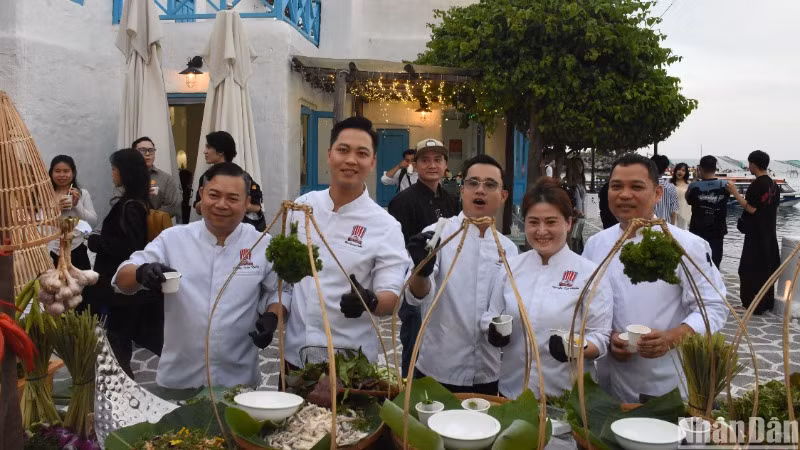 Các đầu bếp trong Câu lạc bộ đầu bếp chuyên nghiệp Đà Nẵng giới thiệu món ẩm thực gỏi cá đến du khách tại buổi họp báo. (Ảnh: ANH ĐÀO)