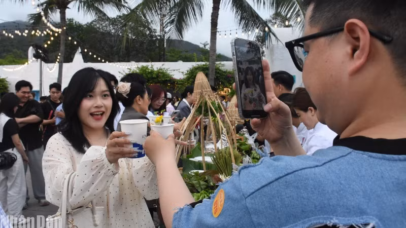 Các bạn trẻ Đà Nẵng trải nghiệm các món ẩm thực đặc sắc và quảng bá về Lễ hội Đà Nẵng Food Tour 2025 (Danang Food Tour Festival 2025) trên các nền tảng số. (Ảnh: ANH ĐÀO)