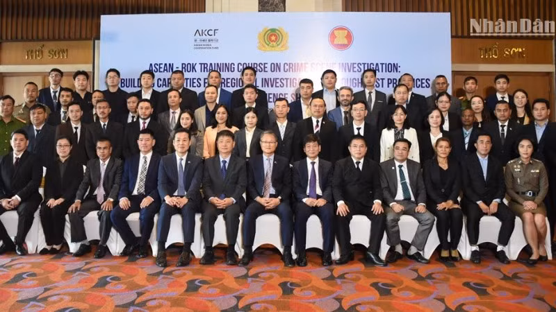 Các đại biểu tham dự hội nghị chụp hình lưu niệm. (Ảnh: ANH ĐÀO)