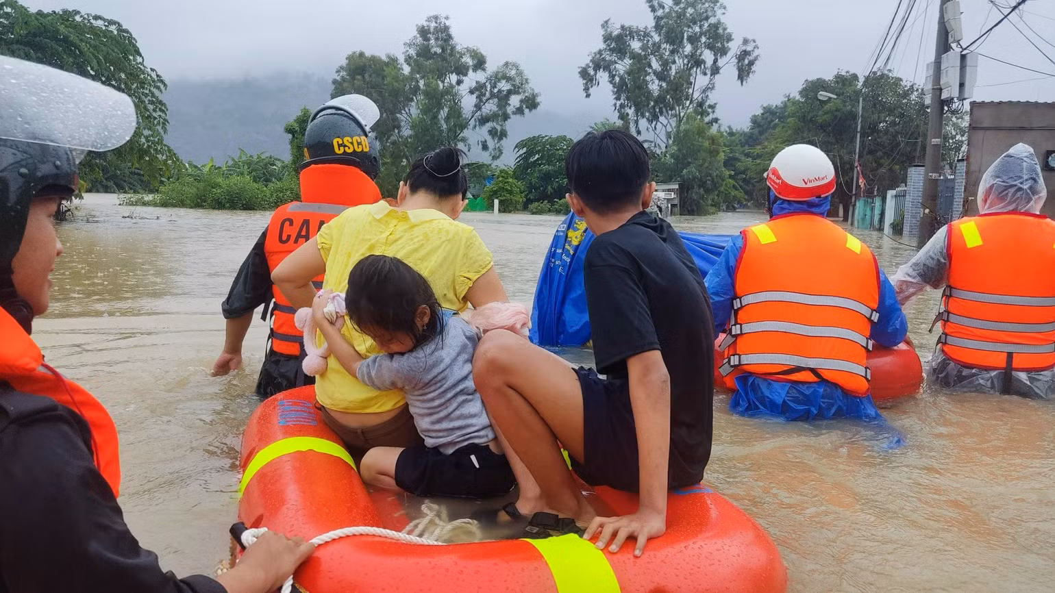 Các chiến sĩ Công an thành phố Đà Nẵng dầm mình trong lũ đưa dân đi tránh lũ.