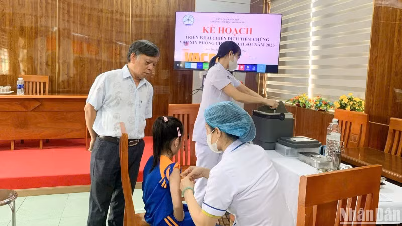 Đà Nẵng đẩy nhanh chiến dịch tiêm vaccine sởi cho các đối tượng trong độ tuổi và đang lên kế hoạch tiêm vaccine cho trẻ từ 15 tuổi và người lớn. (Ảnh: ANH ĐÀO) Đà Nẵng đẩy nhanh chiến dịch tiêm vaccine sởi cho các đối tượng trong độ tuổi và đang lên kế hoạch tiêm vaccine cho trẻ từ 15 tuổi và người lớn. (Ảnh: ANH ĐÀO)