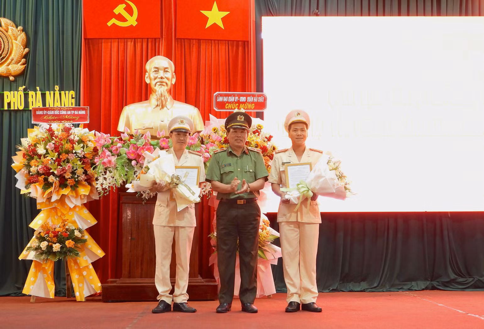 Thiếu tướng Vũ Xuân Viên, Giám đốc Công an thành phố Đà Nẵng, trao Quyết định điều động, bổ nhiệm Trưởng và Phó Trưởng đồn Công an Cảng hàng không quốc tế Đà Nẵng. Thiếu tướng Vũ Xuân Viên, Giám đốc Công an thành phố Đà Nẵng, trao Quyết định điều động, bổ nhiệm Trưởng và Phó Trưởng đồn Công an Cảng hàng không quốc tế Đà Nẵng.