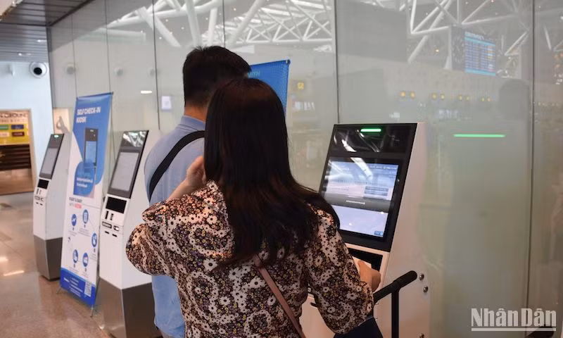 Việc đưa vào triển khai dịch vụ self check-in kiosk đã tạo thuận tiện rất nhiều cho du khách. Việc đưa vào triển khai dịch vụ self check-in kiosk đã tạo thuận tiện rất nhiều cho du khách.