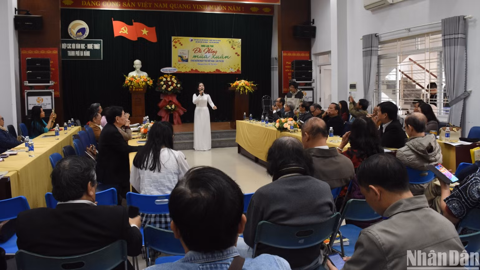 Ca sĩ Vân Lê trình bày ca khúc Tương tư Huế - một trong ba tác phẩm của nhạc sĩ Nguyễn Duy Khoái được trao tặng Giải thưởng Nhà nước về Văn học Nghệ thuật năm 2022. (Ảnh: ANH ĐÀO) Ca sĩ Vân Lê trình bày ca khúc Tương tư Huế - một trong ba tác phẩm của nhạc sĩ Nguyễn Duy Khoái được trao tặng Giải thưởng Nhà nước về Văn học Nghệ thuật năm 2022. (Ảnh: ANH ĐÀO)