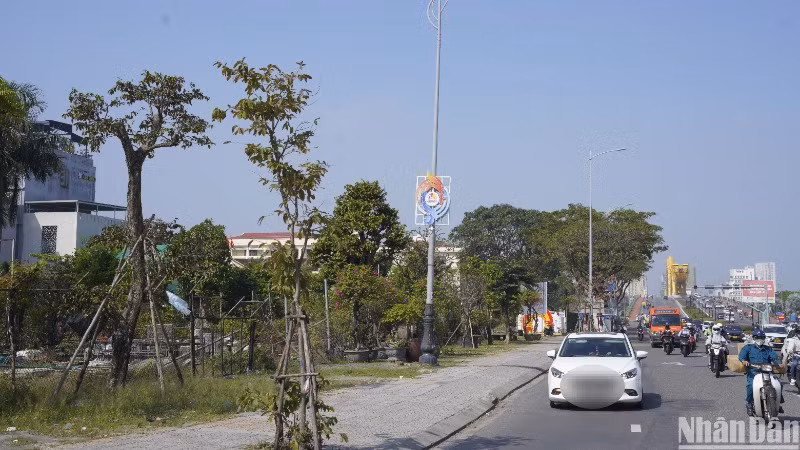 Đường Võ Văn Kiệt là tuyến đường nối cầu Rồng và đường Võ Nguyên Giáp (đường ven biển) thuộc địa bàn quận Sơn Trà. Khu đất đấu giá này nằm ngay cầu Rồng, cách sông Hàn gần 100m. (Ảnh: ANH ĐÀO) Đường Võ Văn Kiệt là tuyến đường nối cầu Rồng và đường Võ Nguyên Giáp (đường ven biển) thuộc địa bàn quận Sơn Trà. Khu đất đấu giá này nằm ngay cầu Rồng, cách sông Hàn gần 100m. (Ảnh: ANH ĐÀO)