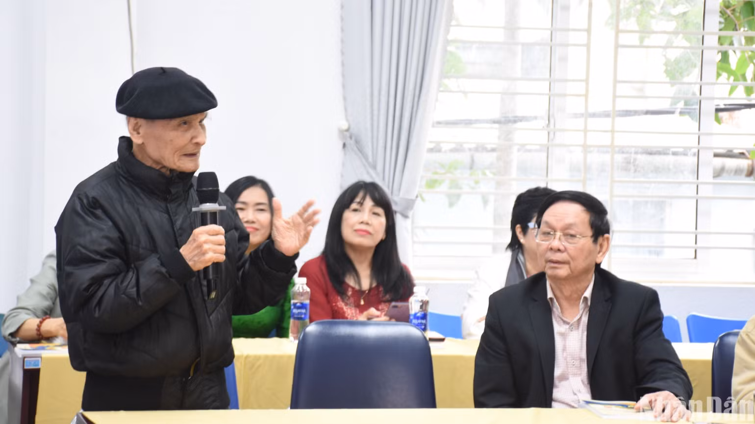 Nhà thơ Thanh Quế chia sẻ về hành trình sáng tác thơ của mình và mong muốn bạn đọc yêu thơ tiếp tục yêu mến, đón đọc các tác phẩm thơ, văn của các văn nghệ sĩ. (Ảnh: ANH ĐÀO) Nhà thơ Thanh Quế chia sẻ về hành trình sáng tác thơ của mình và mong muốn bạn đọc yêu thơ tiếp tục yêu mến, đón đọc các tác phẩm thơ, văn của các văn nghệ sĩ. (Ảnh: ANH ĐÀO)