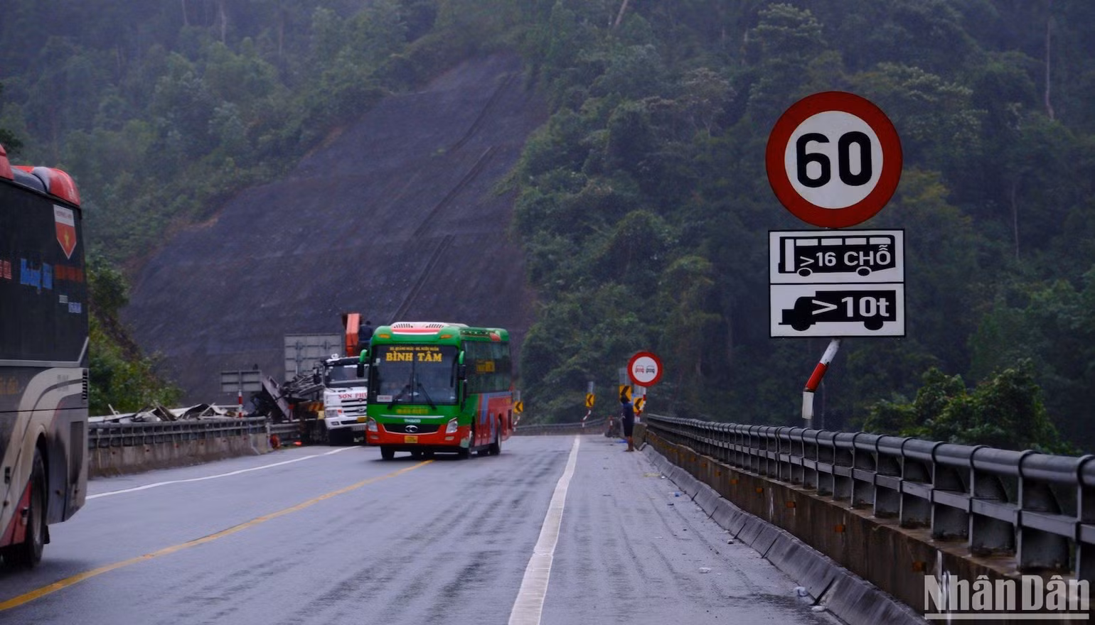 Theo đại diện Ban Quản lý đường Hồ Chí Minh, đối với những đoạn cua gấp hay đường đèo dốc đều đã được cắm biển báo, hạn chế tốc độ. Tài xế chạy nhanh thì khó kiểm soát và dễ gây tai nạn. Đặc biệt, khi thời tiết có mưa, đường trơn và sương mù, tài xế cần tuân thủ tốc độ quy định.