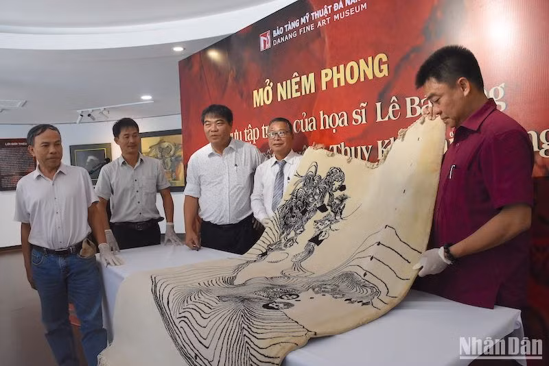 Bộ sưu tập gồm 253 hiện vật, trong đó, nhiều hiện vật độc bản. (Ảnh: ANH ĐÀO) Bộ sưu tập gồm 253 hiện vật, trong đó, nhiều hiện vật độc bản. (Ảnh: ANH ĐÀO)