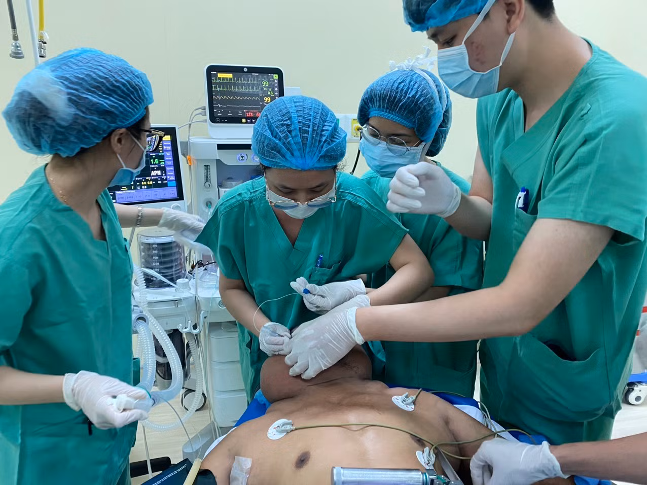 Ca mổ kéo dài hơn 7 giờ đồng hồ. (Ảnh: Bệnh viện 199 cung cấp) Ca mổ kéo dài hơn 7 giờ đồng hồ. (Ảnh: Bệnh viện 199 cung cấp)