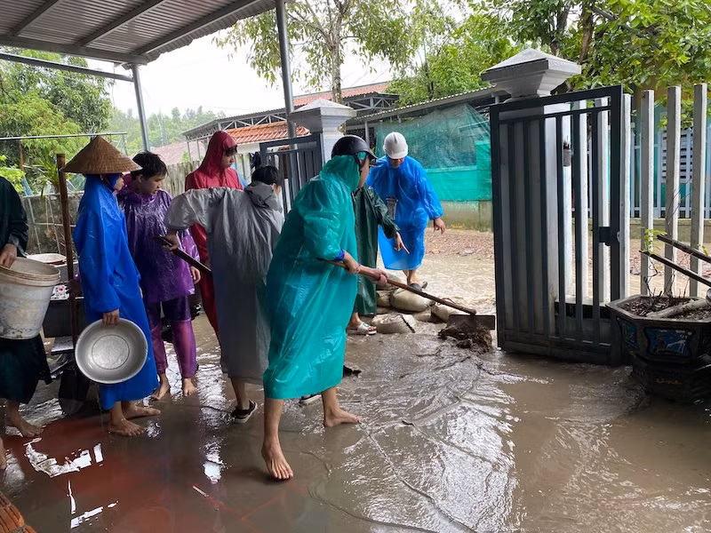 Bùn đất tiếp tục tràn vào nhà dân sáng ngày 14/10.
