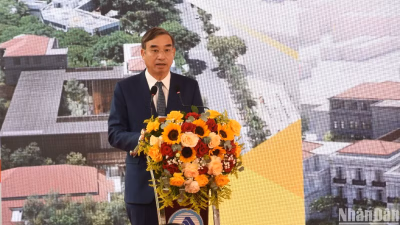 Phó bí thư Thành ủy, Chủ tịch Ủy ban nhân dân thành phố Đà Nẵng Lê Trung Chinh phát biểu tại Lễ khánh thành Bảo tàng Đà Nẵng sáng 28/3. (Ảnh: ANH ĐÀO)