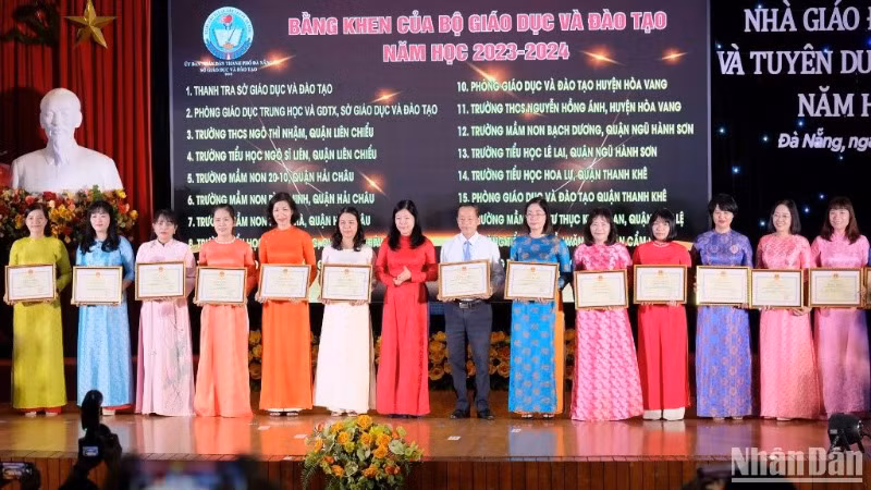 Bà Lê Thị Bích Thuận – Giám đốc Sở Giáo dục và Đào tạo thành phố Đà Nẵng trao Bằng khen của Bộ Giáo dục và Đào tạo cho các tập thể. (Ảnh: ANH ĐÀO) Bà Lê Thị Bích Thuận – Giám đốc Sở Giáo dục và Đào tạo thành phố Đà Nẵng trao Bằng khen của Bộ Giáo dục và Đào tạo cho các tập thể. (Ảnh: ANH ĐÀO)