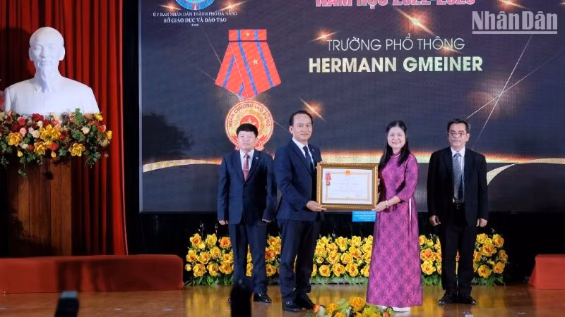 Thừa ủy quyền Chủ tịch nước, Phó Bí thư Thường trực Thành ủy Đà Nẵng Nguyễn Đình Vĩnh trao Huân chương Lao động hạng Ba cho tập thể Trường Phổ thông Hermann Gmeiner Đà Nẵng. (Ảnh: ANH ĐÀO) Thừa ủy quyền Chủ tịch nước, Phó Bí thư Thường trực Thành ủy Đà Nẵng Nguyễn Đình Vĩnh trao Huân chương Lao động hạng Ba cho tập thể Trường Phổ thông Hermann Gmeiner Đà Nẵng. (Ảnh: ANH ĐÀO)