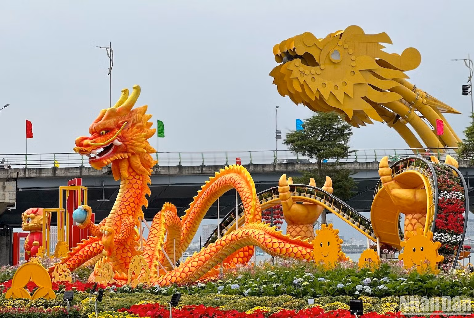 Linh vật rồng ấn tượng song hành với cầu Rồng - biểu tượng phát triển của thành phố Đà Nẵng. (Ảnh: ANH ĐÀO) Linh vật rồng ấn tượng song hành với cầu Rồng - biểu tượng phát triển của thành phố Đà Nẵng. (Ảnh: ANH ĐÀO)
