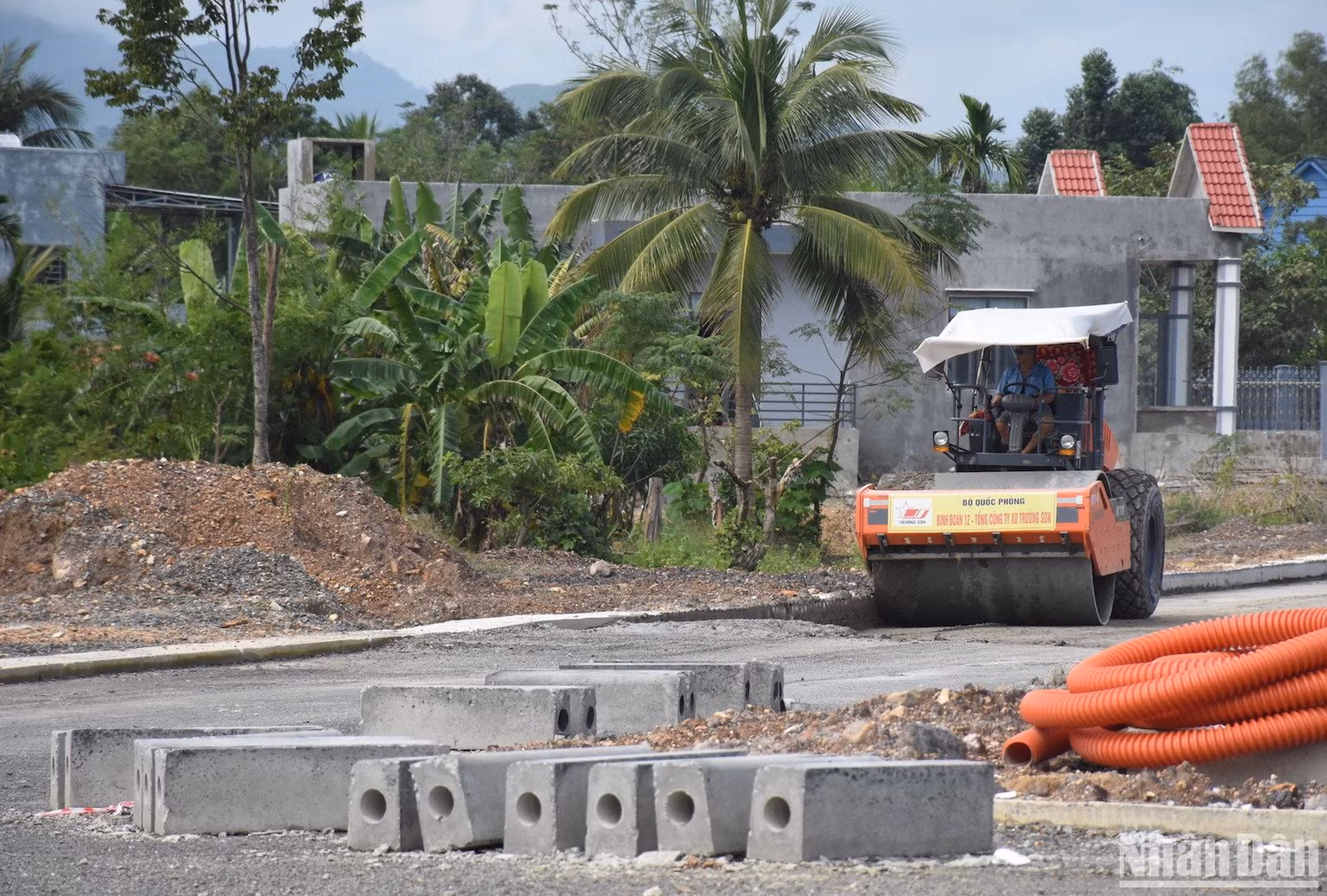 Hiện đơn vị thi công đang tập trung nguồn lực để gấp rút hoàn thiện dự án đúng cam kết. (Ảnh: ANH ĐÀO)