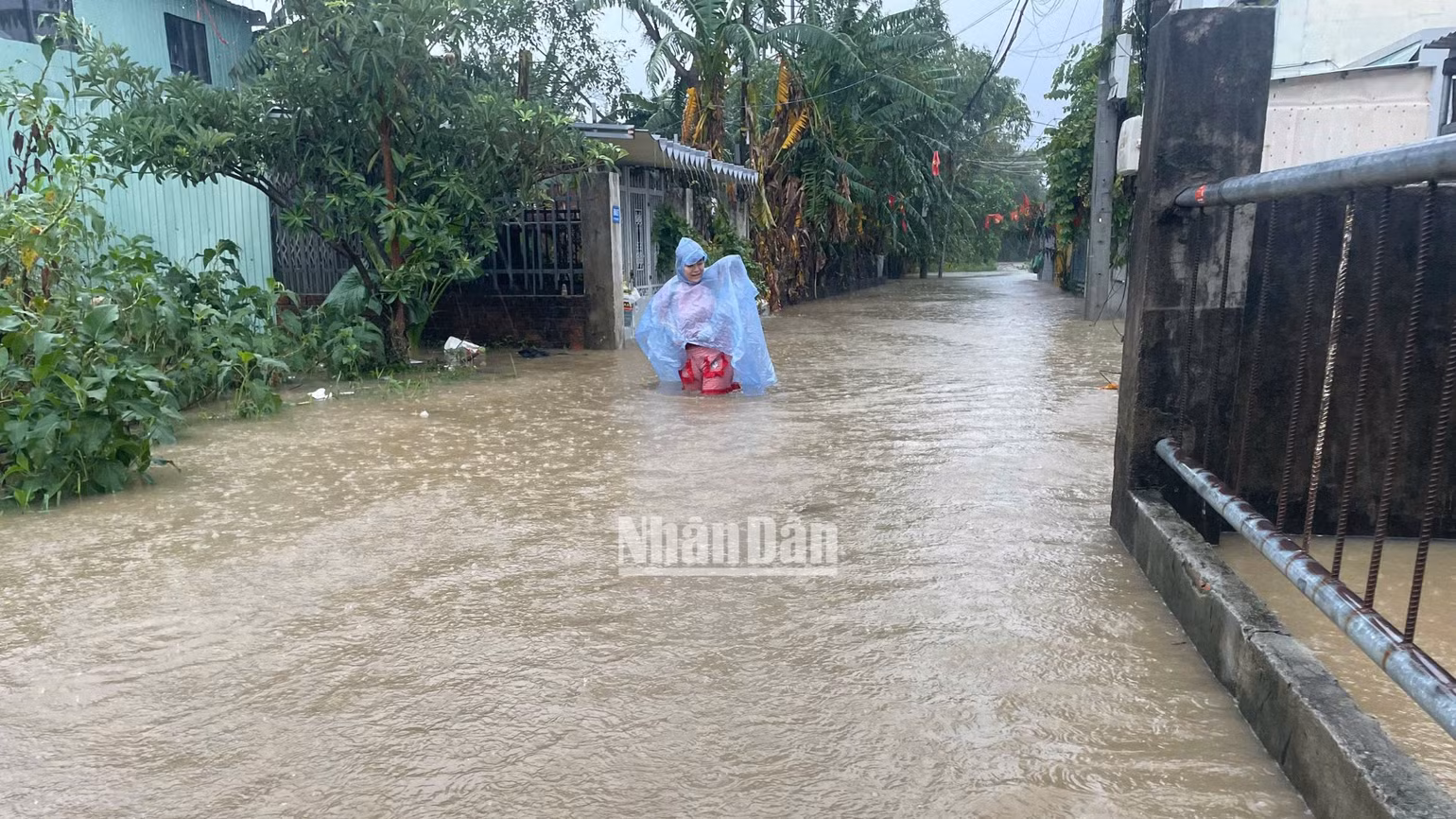 Người dân vất vả di chuyển ra khỏi khu vực ngập lụt. (Ảnh: CÔNG VINH) Người dân vất vả di chuyển ra khỏi khu vực ngập lụt. (Ảnh: CÔNG VINH)