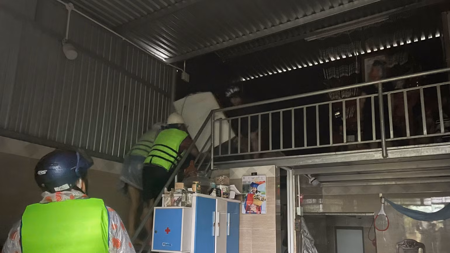 Từ trưa nay (5/11) đến trưa 7/11, tại các quận, huyện thuộc thành phố Đà Nẵng có mưa, mưa vừa, mưa to, có nơi mưa rất to và dông. Tổng lượng mưa tại thành phố phổ biến 100-250mm, có nơi trên 350mm. Khu vực ngập nặng tại đường Mẹ Suốt được chính quyền địa phương khuyến cáo di dời đến nơi tránh lũ an toàn. (Ảnh: CÔNG VINH) Từ trưa nay (5/11) đến trưa 7/11, tại các quận, huyện thuộc thành phố Đà Nẵng có mưa, mưa vừa, mưa to, có nơi mưa rất to và dông. Tổng lượng mưa tại thành phố phổ biến 100-250mm, có nơi trên 350mm. Khu vực ngập nặng tại đường Mẹ Suốt được chính quyền địa phương khuyến cáo di dời đến nơi tránh lũ an toàn. (Ảnh: CÔNG VINH)