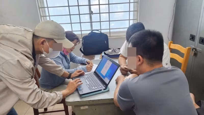 Nhóm đối tượng này giả danh lực lượng công an, bắt giữ người trái phép và lừa đảo chiếm đoạt tài sản. (Ảnh: Công an cung cấp) Nhóm đối tượng này giả danh lực lượng công an, bắt giữ người trái phép và lừa đảo chiếm đoạt tài sản. (Ảnh: Công an cung cấp)