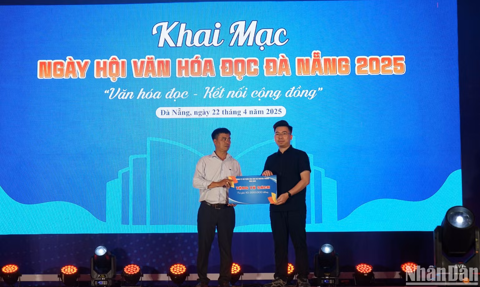 Thư viện khoa học tổng hợp thành phố đã trao tặng tủ sách cộng đồng cho các trường học trên địa bàn thành phố. (Ảnh: ANH ĐÀO) Thư viện khoa học tổng hợp thành phố đã trao tặng tủ sách cộng đồng cho các trường học trên địa bàn thành phố. (Ảnh: ANH ĐÀO)